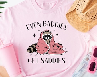 Camiseta Even Baddies Get Sadies, Camiseta engraçada com meme de guaxinim, Camiseta de saúde mental, Camiseta de ansiedade, Camiseta engraçada de guaxinim, Camiseta engraçada com citação para presente