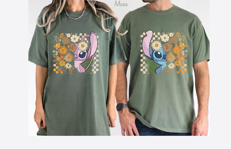 Puede incluir: Dos camisetas verde musgo con un dise&ntilde;o dividido de un personaje de dibujos animados con una flor de margarita. El dise&ntilde;o incluye un patr&oacute;n de cuadros y un arreglo floral en tonos naranja, amarillo y blanco.