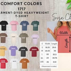 Puede incluir: Imagen de camisetas Comfort Colors 1717 te&ntilde;idas con hilo de alta gramatura en varios colores, incluyendo bayas, negro, flor, vaquero azul y abeto azul. Una tabla de tallas muestra las medidas en pulgadas de ancho y largo.