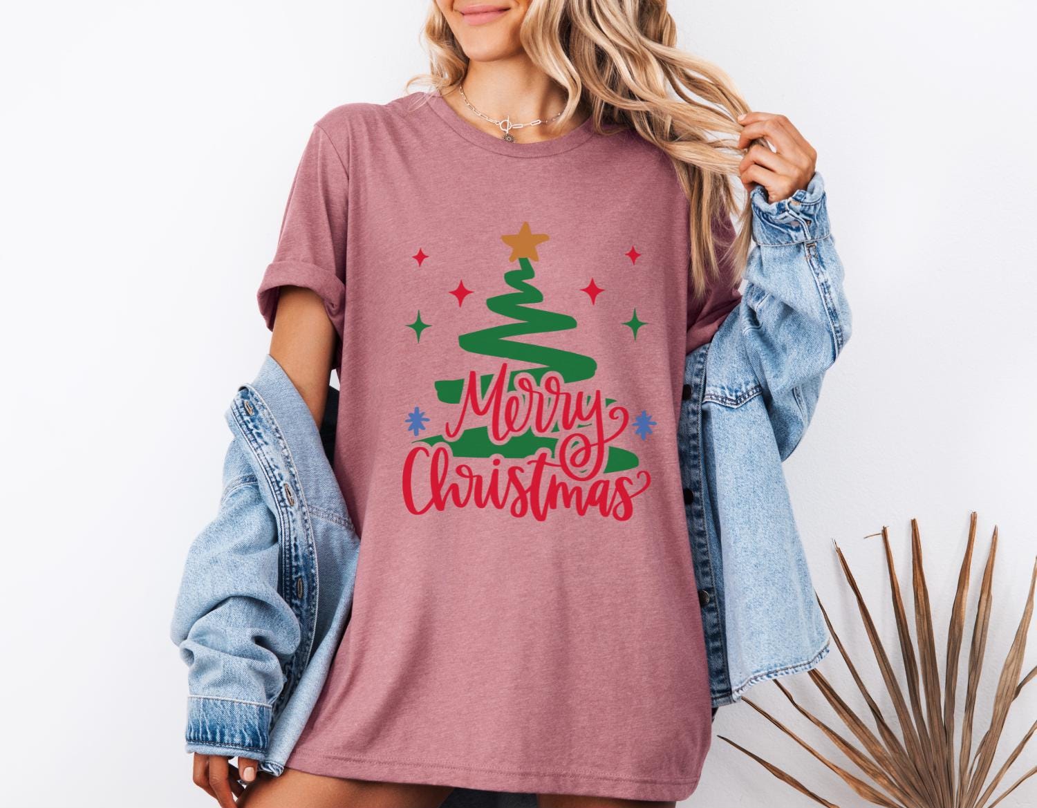 Bella Ragazza Vesta Con Abi Da Babbo Natale. Giovane Donna Che Decora L'albero Di Natale Con Palline Rosse a Casa Immagine Stock - Immagine di regalo, fiocchi: 81966609