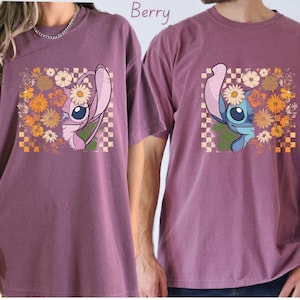 Puede incluir: Camisetas de color bayas con un dise&ntilde;o de personaje de dibujos animados. El dise&ntilde;o incluye un personaje de dibujos animados con flores y un patr&oacute;n de cuadros. Las camisetas son de manga corta y tienen un corte holgado.