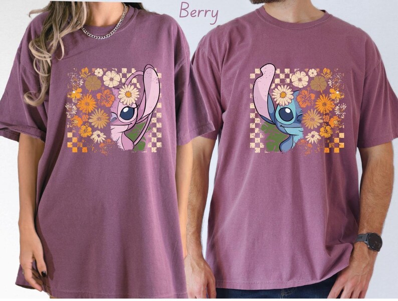 Puede incluir: Camisetas de color bayas con un dise&ntilde;o de personaje de dibujos animados. El dise&ntilde;o incluye un personaje de dibujos animados con flores y un patr&oacute;n de cuadros. Las camisetas son de manga corta y tienen un corte holgado.