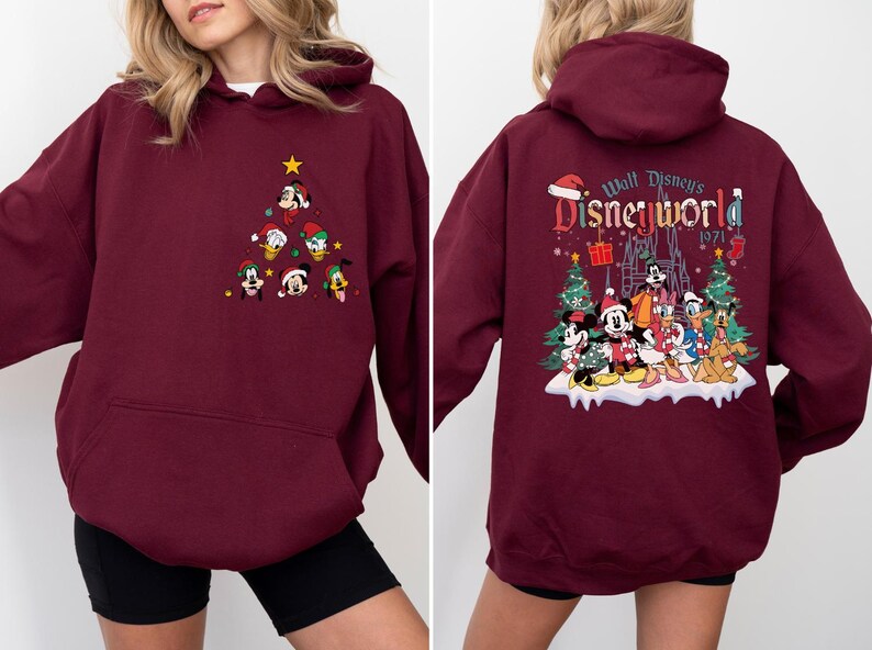 Pode incluir: Moletom bord&ocirc; com um design de &aacute;rvore de Natal com Mickey Mouse e outros personagens da Disney. A parte de tr&aacute;s do moletom tem o texto "Walt Disney's Disneyworld 1971".
