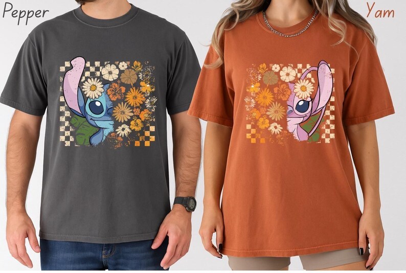 Puede incluir: Dos camisetas, una gris oscuro y otra color &oacute;xido, cada una con un dise&ntilde;o de personaje de dibujos animados. El dise&ntilde;o incluye un personaje con una corona de flores y elementos florales, sobre un fondo a cuadros.