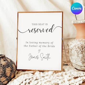 Könnte beinhalten: Ein Holzschild mit den Worten "THIS SEAT IS reserved" in eleganter Schrift. Darunter steht "In loving memory of the Father of the Bride" und "James Smith". Das Schild ist ein Gedenken für eine Hochzeit.