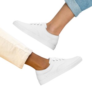 Women’s lace-up canvas shoes