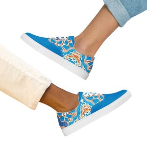 Women’s lace-up canvas shoes