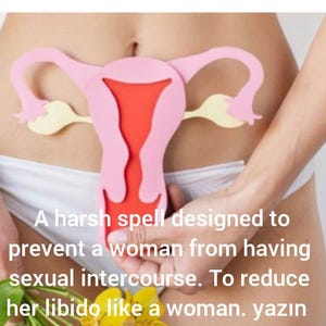 Puede incluir: Un recorte de papel rosa y rojo de un útero y trompas de Falopio se coloca sobre la parte inferior del abdomen de una persona. El texto dice: "Un hechizo duro diseñado para evitar que una mujer tenga relaciones sexuales. Para reducir su libido como una mujer. yazın."