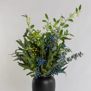 Künstliches Grün & Beeren Arrangement - Olivenblätter, Eukalyptus und Blaue Beeren