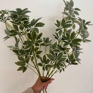 Tallo de hoja verde artificial abigarrado: rama de follaje botánico artificial, vegetación realista para decorar jarrones y crear un arreglo decorativo moderno para el hogar.