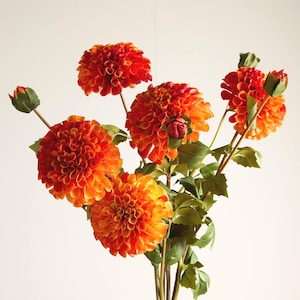 Tallo de dalia artificial grande en color naranja – Flor artificial de tacto real para ramos, arreglos y decoración del hogar.