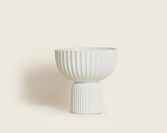 Modern Ribbed Pedestal Vase – Sculptural Ceramic Vase in White for Minimalist & Contemporary Decor