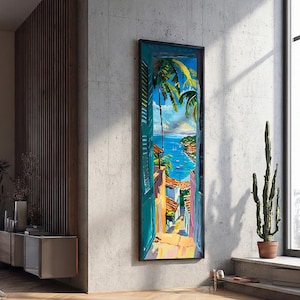 Pode incluir: Uma pintura vertical emoldurada retrata uma cena costeira vista através de uma janela turquesa. A obra de arte mostra uma rua vibrante que leva ao oceano, com palmeiras, edifícios coloridos e barcos. A pintura está colocada contra uma parede de concreto.