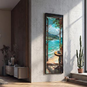 Può includere: Un dipinto verticale incorniciato raffigura una scena costiera con un mare turchese, una spiaggia sabbiosa e montagne distanti. Un tavolino con una tazza è su un balcone con vista. L'opera d'arte è esposta su un muro di cemento.