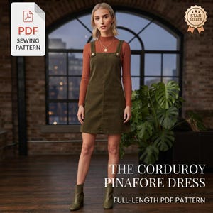 Può includere: Un abito scamiciato in velluto a coste verde oliva con spalline larghe e bottoni metallici, indossato sopra un top a coste a maniche lunghe color ruggine. Il testo recita THE CORDUROY PINAFORE DRESS e FULL-LENGTH PDF PATTERN, con icona PDF.