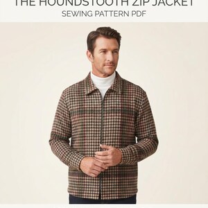 Op de afbeelding: Een PDF-naaipatroon voor The Houndstooth Zip Jacket, met een bruin, beige en donkergroen pied-de-poulepatroon, een ritssluiting aan de voorzijde, een kraag en lange mouwen. De tekst luidt THE HOUNDSTOOTH ZIP JACKET SEWING PATTERN PDF SIZES XS-3XL | INTERMEDIATE LEVEL.