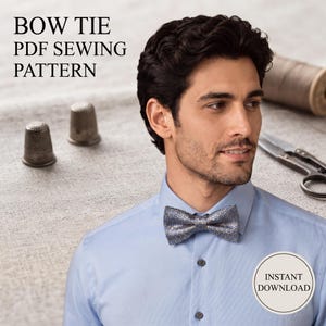 Peut inclure: Une chemise bleu clair avec un nœud papillon à motifs de petits cercles bleus et dorés. Le texte BOW TIE PDF SEWING PATTERN et INSTANT DOWNLOAD sont visibles. Des outils de couture dont deux dés à coudre et des ciseaux sont présents.