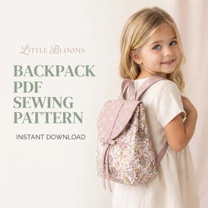 Könnte beinhalten: Ein Rucksack mit Blumenmuster, einer einfarbigen malvenfarbenen Klappe und passenden Trägern. Der Text auf dem Bild lautet Little Blooms BACKPACK PDF SEWING PATTERN INSTANT DOWNLOAD. Der Rucksack hat einen Kordelzug und eine Klappe mit Schleife.