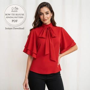 Puede incluir: Una blusa de color rojo brillante con cuello alto y un gran lazo integrado, mangas con volantes superpuestos y dobladillo recto. Un gráfico circular en la esquina muestra el texto BOW-TIE BLOUSE SEWING PATTERN PDF Instant Download.