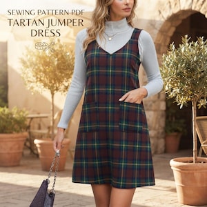 Puede incluir: Un vestido tipo pichi sin mangas con un patrón de cuadros tartán en rojo oscuro, verde y amarillo, con dos bolsillos delanteros. Se lleva sobre una camiseta de manga larga gris claro de cuello alto acanalado. Texto: SEWING PATTERN PDF TARTAN JUMPER DRESS.