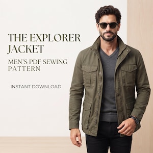 Puede incluir: Una chaqueta utilitaria de color verde oliva con cuello alto, cremallera frontal, botones a presión y cuatro bolsillos con solapa. El texto dice: THE EXPLORER JACKET, PDF SEWING PATTERN, INSTANT DOWNLOAD. La chaqueta se lleva sobre una camiseta gris.