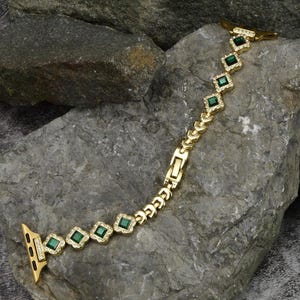 Metal Apple Watch Band with Green Stones. Stylish Jewelry for Women. Bracelet Gift Girlfriend, Mom, Wife, Her. Fits 38,40,41,42,44,45,Ultra