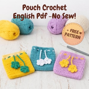 Könnte beinhalten: Drei gehäkelte Beutel in Gelb, Türkis und Lavendel, jeweils mit Kordelzug und dekorativen Blumenmotiven. Der Text "Pouch Crochet English Pdf - No Sew!" ist über den Beuteln abgebildet, mit Wollknäueln im Hintergrund.