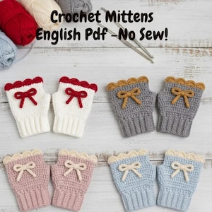 Könnte beinhalten: Gehäkelte Fäustlinge in Weiß, Grau, Rosa und Blau, jeweils mit einer dekorativen Schleife und einem gewellten Rand. Der Text "Crochet Mittens English Pdf - No Sew!" ist zu sehen. Wolle und Häkelnadeln sind ebenfalls sichtbar.