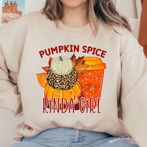 パンプキン スパイス キンダ ガール 秋 スウェットシャツ、秋 クルーネック ジャンパー、着心地の良い秋服、秋好きのギフト、パンプキン スパイス シーズン トップ、コーヒー好き