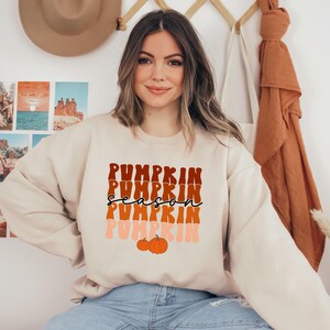 パンプキン シーズン クルーネック スウェットシャツ、パンプキン パッチ、秋のファッション、秋のアパレル、女性へのギフト、パンプキン スウェットシャツ