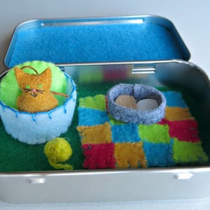 Orange cat miniature felt Altoid tin playset with basket and pillow, hand-stitched quilt, food and yarn, gift for her, teacher&#39;s gift