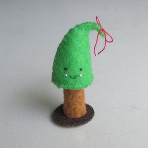 Tiny evergreen tree felt plushie with a smiling face and a red bow -Tiny Christmas tree, cute Christmas gift, Advent calendar gift