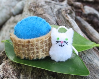 麻かごに入った小さなフェルトの白い猫、ミニドールハウスの子猫、ミニチュア子猫プレイセット、猫好きへのギフト