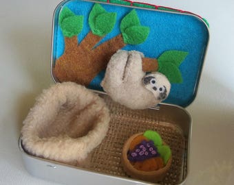Felt Sloth Altoid Tin Playset, Miniature Rainforest Animal Travel Toy with hanging tree, Pocket Pet, Sloth lover gift
