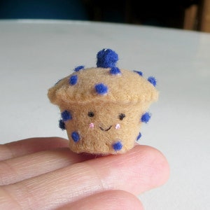 Blueberry muffin miniature felt plush play food smiling face felt play food play food people image 3