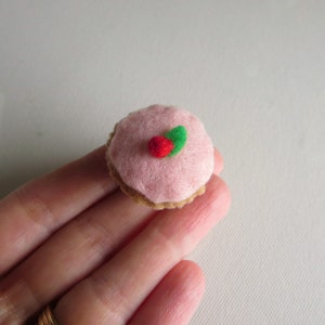 Cupcake miniature felt play food plushie with pink strawberry frosting image 3