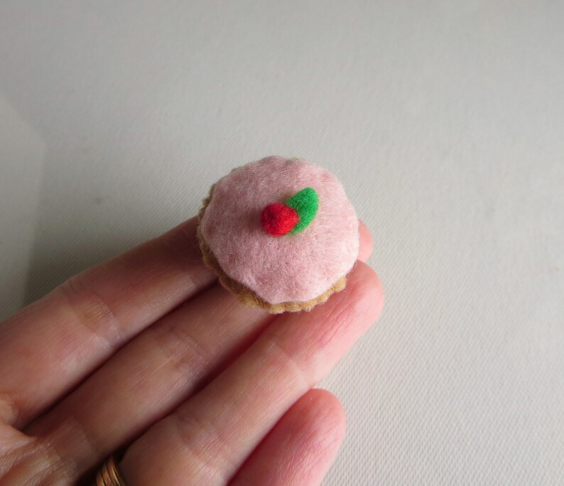 Cupcake miniature felt play food plushie with pink strawberry frosting image 3