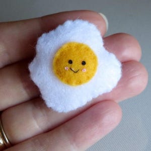 Handmade Fried Egg Miniature Plush, Kawaii Felt Breakfast Food, Tiny Sunny Side Up Egg , Gift for Kids 5+
