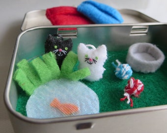 Cat altoid tin  miniature felt play set, tiny cat stuffed animals plush,  black cat, white cat , quiet time toy , gift for her