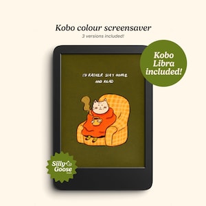 Może przedstawiać: Czarny czytnik e-booków Kobo z wygaszaczem ekranu przedstawiającym kreskówkowego kota w pomarańczowym kocu, trzymającego kubek i siedzącego w żółtym fotelu. Na ekranie napis: „I'D RATHER STAY HOME AND READ”. Zawiera etykiety „Kobo Libra” i „Silly Goose Studio”.