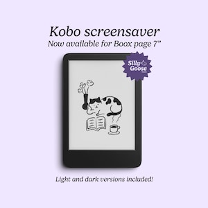 Könnte beinhalten: Eine Schwarzweißillustration einer Katze, die ein Buch liest, mit einer Tasse Kaffee auf weißem Hintergrund. Das Bild wird auf einem Schwarzweiß-E-Reader mit dem Text "Kobo screensaver" und "Now available for Boox page 7" über dem Bild angezeigt. Ein violetter Stern mit dem Text "Silly Goose" befindet sich in der oberen rechten Ecke des Bildes.