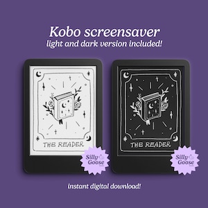 Puede incluir: Un protector de pantalla digital para un lector electrónico Kobo con una ilustración en blanco y negro de un libro con una luna creciente y estrellas en la portada. El texto "THE READER" está debajo del libro. El protector de pantalla está disponible en modo claro y oscuro.