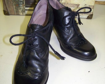 Vintage Black leather Shoes 3" - 3 1/2" heels size 9M ladies Historial looking Shoes