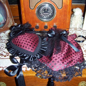 Sombrero de la Guerra Civil Victoriana para damas de Dickens y retícula Sombrero a cuadros burdeos y negros con forma de lágrima y volante de satén negro Hecho a mano en EE. UU.