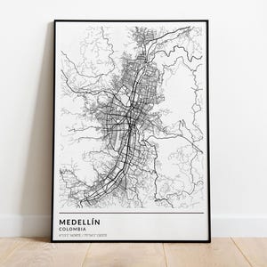 Könnte beinhalten: Schwarzweiß-Linienkunst-Druck einer Stadtkarte von Medellin, Kolumbien. Der Druck ist in einem schwarzen Rahmen gerahmt und hat den Text "Medellin, Kolumbien" und "City North / City Centre" unten.
