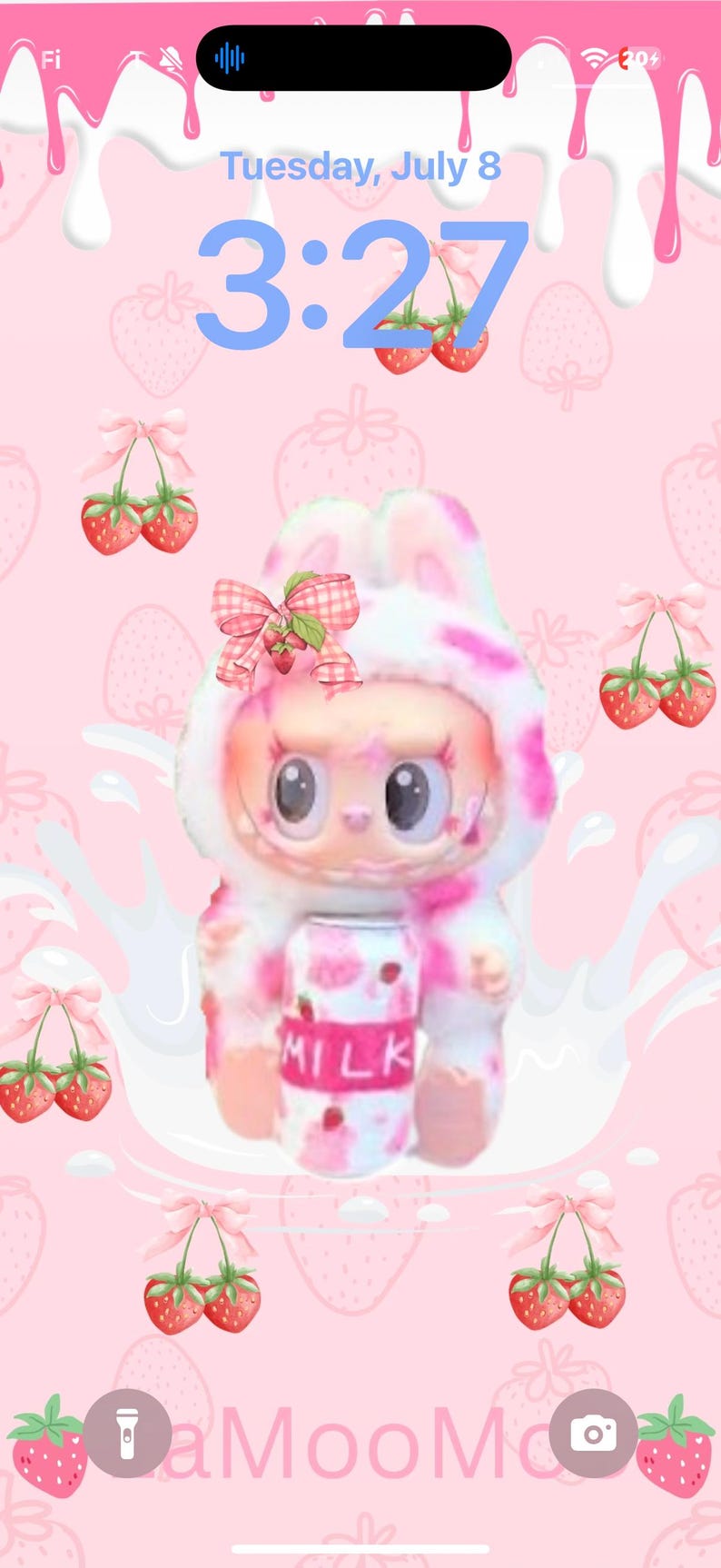 Puede incluir: Una figura rosa y blanca con tem&aacute;tica de conejito sosteniendo una lata de leche, sobre un fondo rosa con tem&aacute;tica de fresas. La figura tiene ojos grandes y un lazo. El fondo incluye fresas y cerezas.