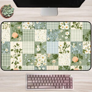 Tapis de bureau patchwork floral sauge : motif vichy marguerite style cottagecore, décoration de bureau botanique