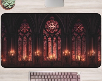 Crimson Cathedral-bureaumat: gotische muismat van gebrandschilderd glas, decor bij kaarslicht
