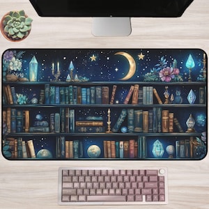 Celestial Bücherregal Schreibtischmatte/Mauspad: Witchy Bibliothek Büro Dekor, Dark Academia Moonlit Schreibtisch Einrichtung