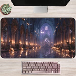 Alfombrilla de escritorio Catedral Iluminada por la Luna: Interior gótico fantástico a la luz de las velas, decoración de oficina estilo academia oscura celestial
